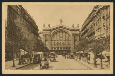 Postal que representa la Gare du Nord y el Boulevard Denain en París, c.1920